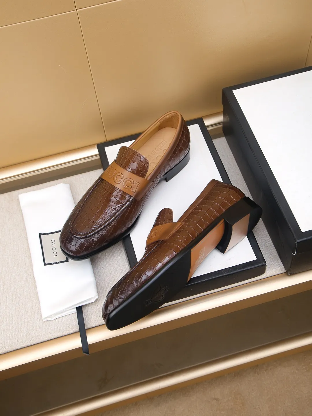 Men's men's shoes 💰460 🆘【GUCCI】Gucci ·🐂里· Hot-selling beanie shoes, top brand luxury, top quality, latest fashion beanie shoes.. The upper is made of original high mercerized smooth cow suede. (Full top layer water-dyed 🐂 leather and lining). The original stylish and stylish soft rubber wear-resistant and non-slip outsole is light and comfortable on the foot, available in 2 colors! Matching code: 39-44 (customized at 38.45.46.47)